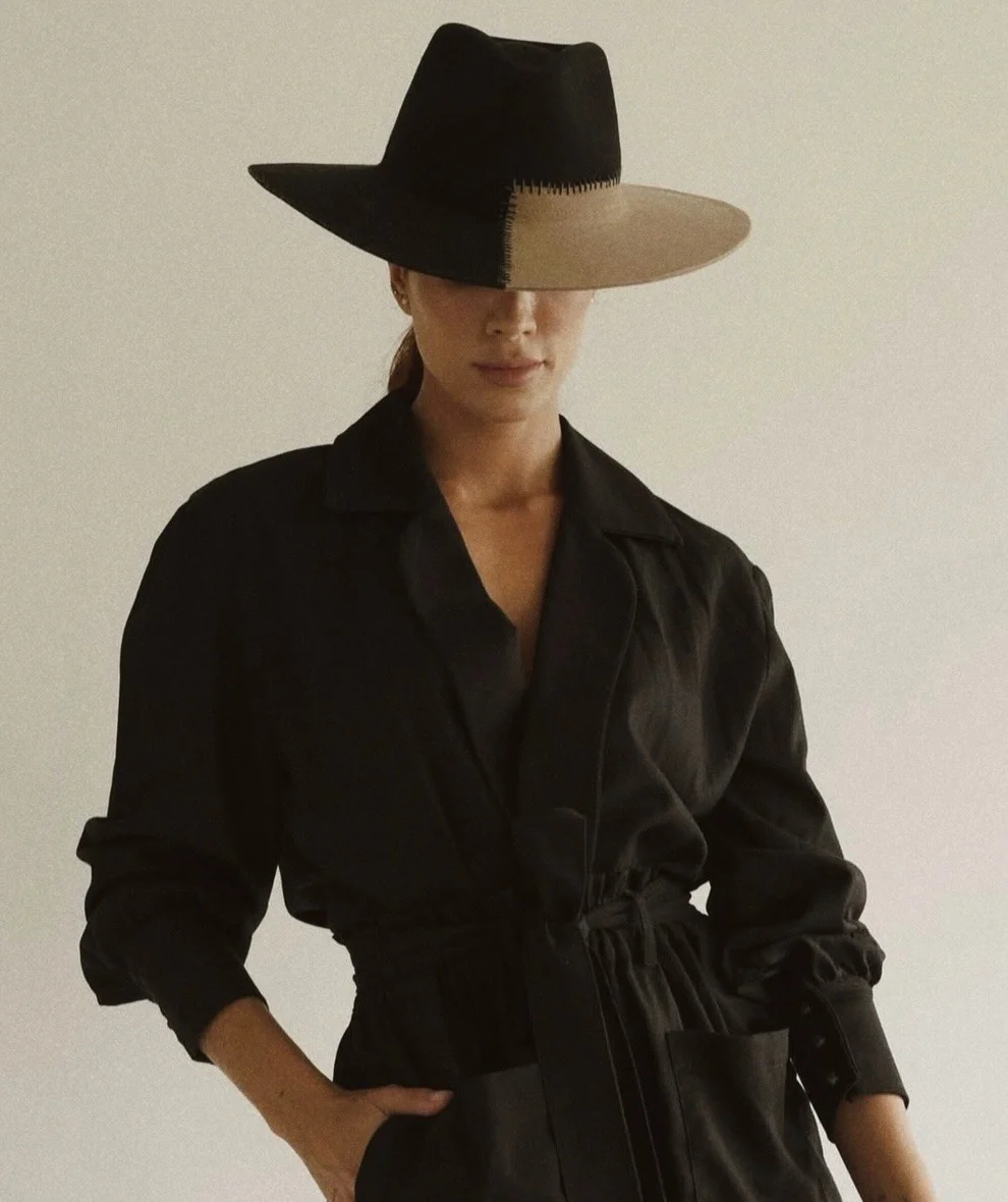 Modelo con Signature Hat bicolor negro y beige, costura a mano de Ana Melo